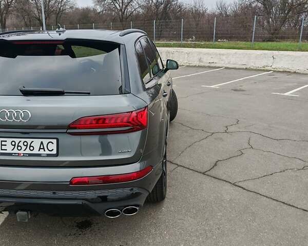 Сірий Ауді SQ7, об'ємом двигуна 4 л та пробігом 72 тис. км за 68000 $, фото 4 на Automoto.ua