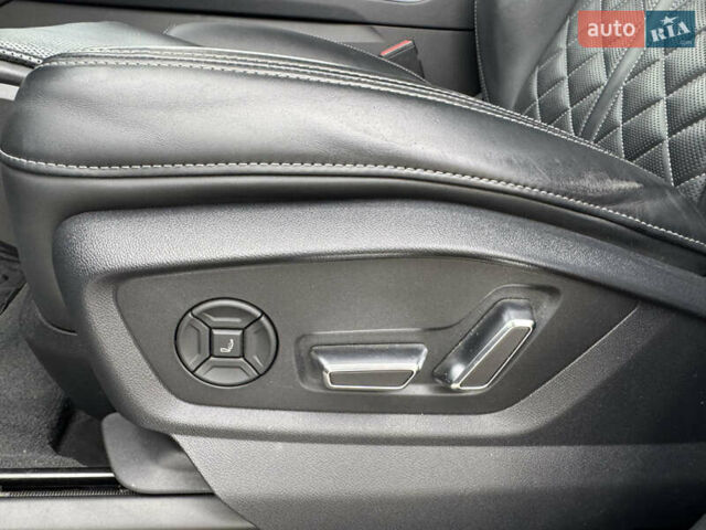 Сірий Ауді SQ7, об'ємом двигуна 4 л та пробігом 113 тис. км за 71900 $, фото 47 на Automoto.ua