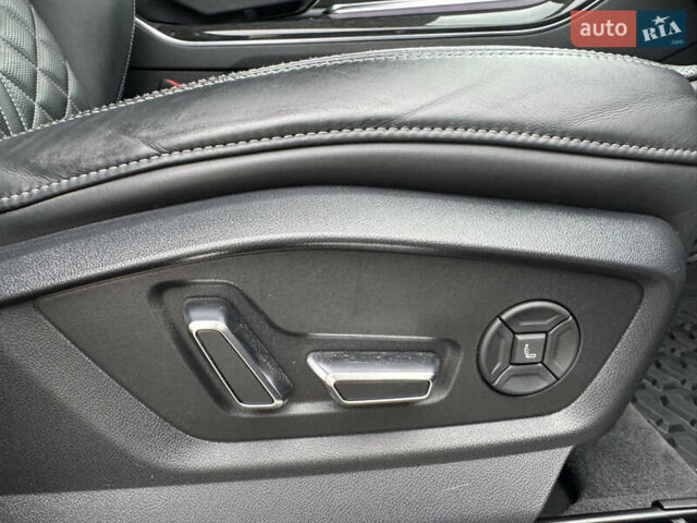 Сірий Ауді SQ7, об'ємом двигуна 4 л та пробігом 113 тис. км за 71900 $, фото 40 на Automoto.ua