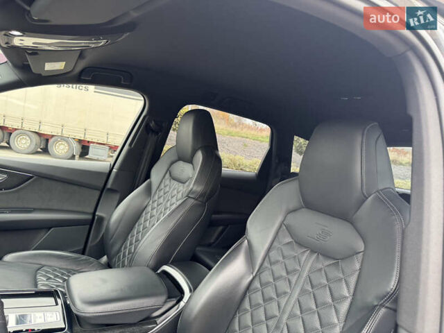 Сірий Ауді SQ7, об'ємом двигуна 4 л та пробігом 113 тис. км за 71900 $, фото 45 на Automoto.ua