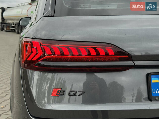 Сірий Ауді SQ7, об'ємом двигуна 4 л та пробігом 113 тис. км за 71900 $, фото 21 на Automoto.ua