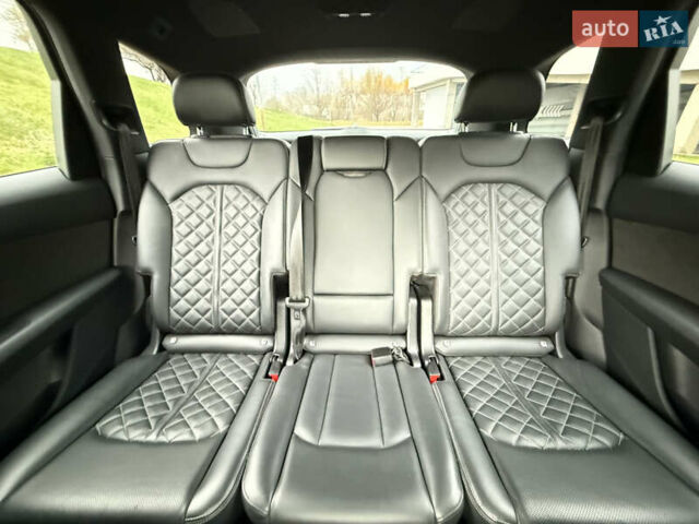 Серый Ауди SQ7, объемом двигателя 4 л и пробегом 114 тыс. км за 64900 $, фото 6 на Automoto.ua
