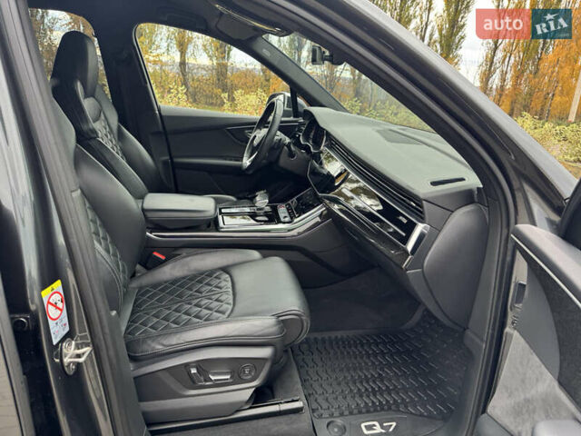 Сірий Ауді SQ7, об'ємом двигуна 4 л та пробігом 113 тис. км за 71900 $, фото 38 на Automoto.ua