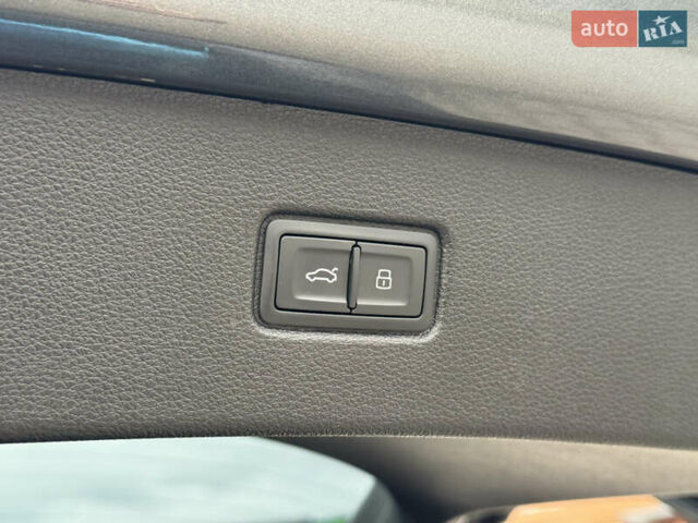 Сірий Ауді SQ7, об'ємом двигуна 4 л та пробігом 113 тис. км за 71900 $, фото 24 на Automoto.ua