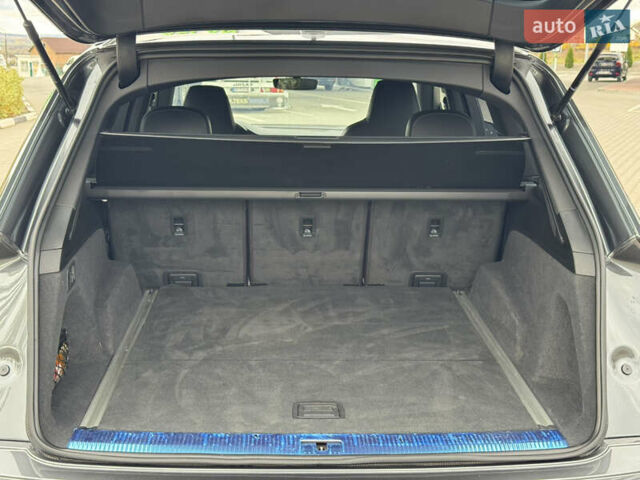 Сірий Ауді SQ7, об'ємом двигуна 4 л та пробігом 113 тис. км за 71900 $, фото 23 на Automoto.ua
