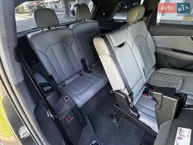 Сірий Ауді SQ7, об'ємом двигуна 4 л та пробігом 65 тис. км за 89900 $, фото 78 на Automoto.ua