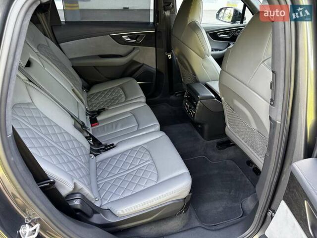 Сірий Ауді SQ7, об'ємом двигуна 4 л та пробігом 65 тис. км за 89900 $, фото 67 на Automoto.ua