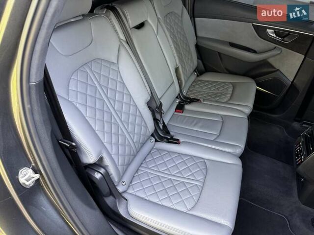 Сірий Ауді SQ7, об'ємом двигуна 4 л та пробігом 65 тис. км за 89900 $, фото 68 на Automoto.ua