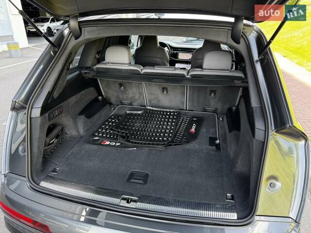 Серый Ауди SQ7, объемом двигателя 4 л и пробегом 65 тыс. км за 92700 $, фото 72 на Automoto.ua