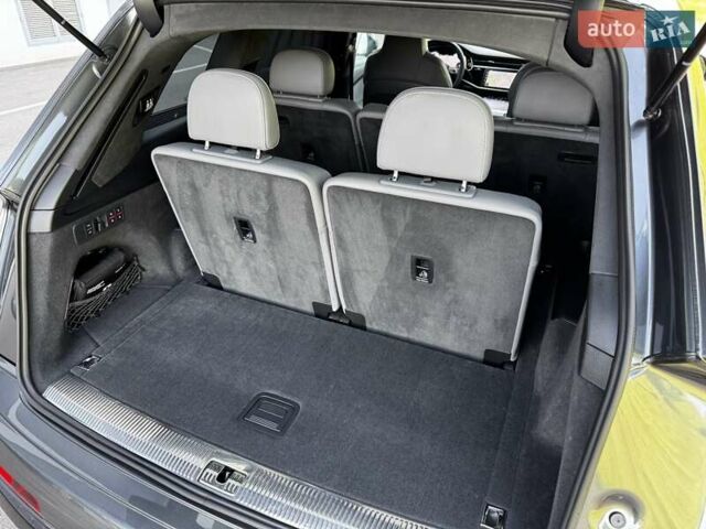 Сірий Ауді SQ7, об'ємом двигуна 4 л та пробігом 65 тис. км за 89900 $, фото 76 на Automoto.ua