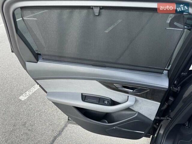 Сірий Ауді SQ7, об'ємом двигуна 4 л та пробігом 65 тис. км за 89900 $, фото 61 на Automoto.ua