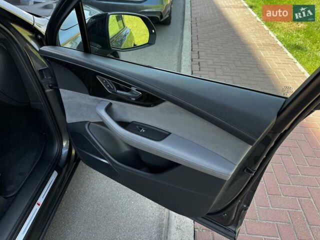 Сірий Ауді SQ7, об'ємом двигуна 4 л та пробігом 65 тис. км за 89900 $, фото 71 на Automoto.ua