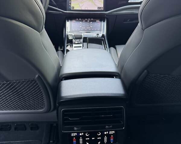 Серый Ауди SQ7, объемом двигателя 4 л и пробегом 65 тыс. км за 92700 $, фото 62 на Automoto.ua