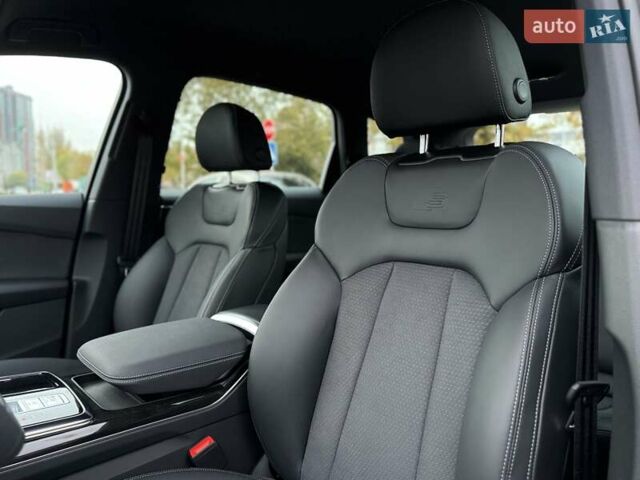 Сірий Ауді SQ7, об'ємом двигуна 4 л та пробігом 1 тис. км за 103500 $, фото 42 на Automoto.ua