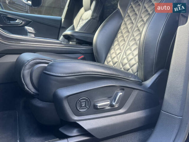 Ауді SQ8 2020 у Бердичеве на Automoto.ua Чорний Ауді SQ8, об'ємом двигуна 3.96 л та пробігом 107 тис. км за 90000 $, фото 8 на Automoto.ua