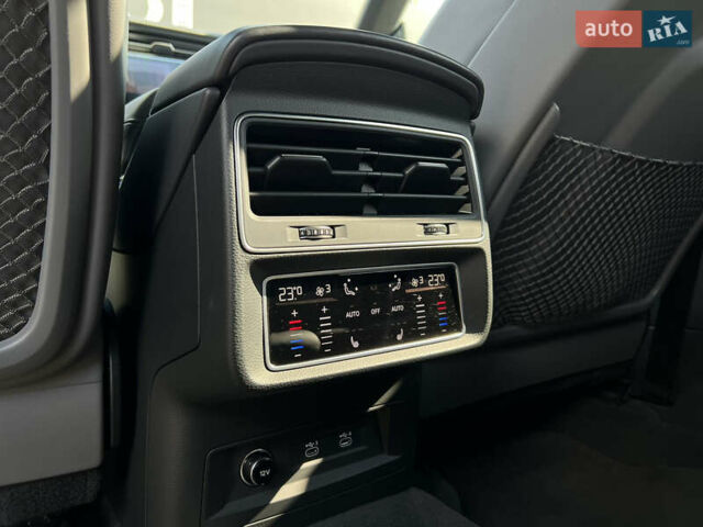 Красный Ауди SQ8, объемом двигателя 4 л и пробегом 169 тыс. км за 67999 $, фото 24 на Automoto.ua