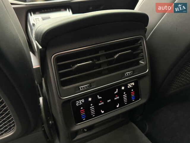 Красный Ауди SQ8, объемом двигателя 4 л и пробегом 5 тыс. км за 93000 $, фото 25 на Automoto.ua