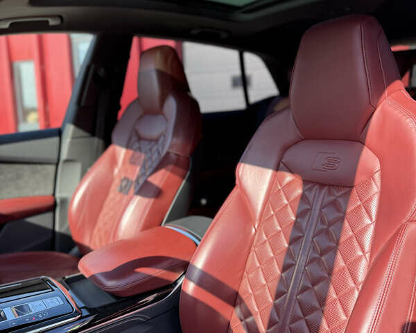 Серый Ауди SQ8, объемом двигателя 4 л и пробегом 92 тыс. км за 83400 $, фото 25 на Automoto.ua