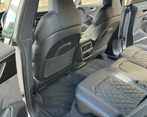 Ауди SQ8 2021 в Киеве на Automoto.ua Серый Ауди SQ8, объемом двигателя 4 л и пробегом 62 тыс. км за 84900 $, фото 15 на Automoto.ua