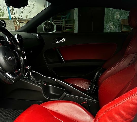 Белый Ауди ТТ, объемом двигателя 2 л и пробегом 19200 тыс. км за 13000 $, фото 4 на Automoto.ua