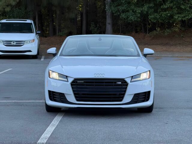 Белый Ауди ТТ, объемом двигателя 2 л и пробегом 74 тыс. км за 10000 $, фото 1 на Automoto.ua