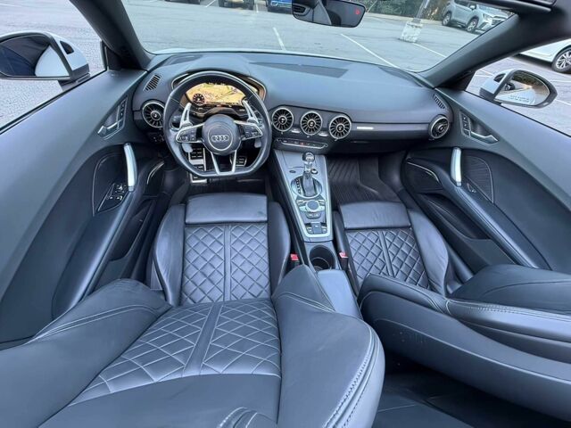 Белый Ауди ТТ, объемом двигателя 2 л и пробегом 74 тыс. км за 10000 $, фото 7 на Automoto.ua