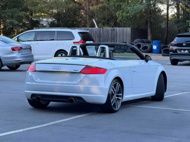 Белый Ауди ТТ, объемом двигателя 2 л и пробегом 74 тыс. км за 10000 $, фото 3 на Automoto.ua