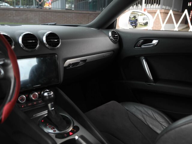 Білий Ауді TT, об'ємом двигуна 2 л та пробігом 143 тис. км за 15000 $, фото 11 на Automoto.ua
