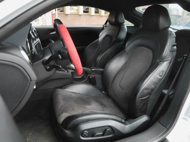 Білий Ауді TT, об'ємом двигуна 2 л та пробігом 143 тис. км за 15000 $, фото 6 на Automoto.ua