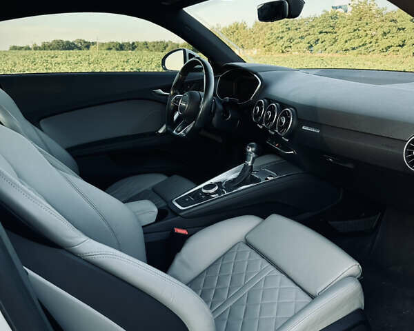 Білий Ауді TT, об'ємом двигуна 1.98 л та пробігом 95 тис. км за 21999 $, фото 9 на Automoto.ua