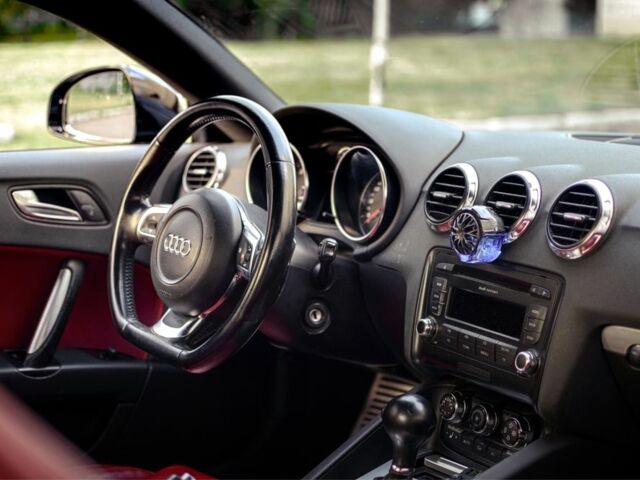 Чорний Ауді TT, об'ємом двигуна 2 л та пробігом 180 тис. км за 11000 $, фото 7 на Automoto.ua