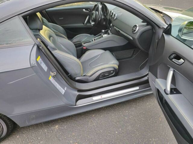 Серый Ауди ТТ, объемом двигателя 2 л и пробегом 78 тыс. км за 10000 $, фото 7 на Automoto.ua