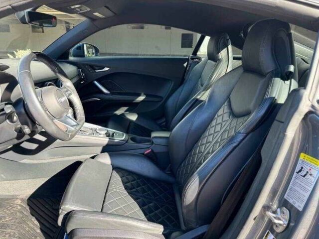 Серый Ауди ТТ, объемом двигателя 2 л и пробегом 41 тыс. км за 7200 $, фото 7 на Automoto.ua