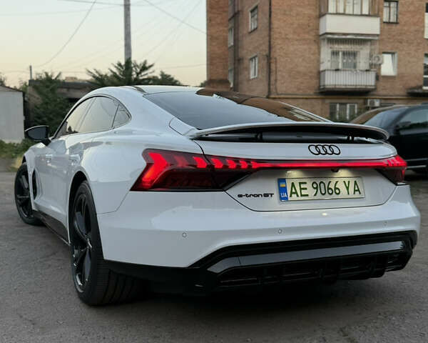 Белый Ауди e-tron GT, объемом двигателя 0 л и пробегом 60 тыс. км за 42600 $, фото 2 на Automoto.ua