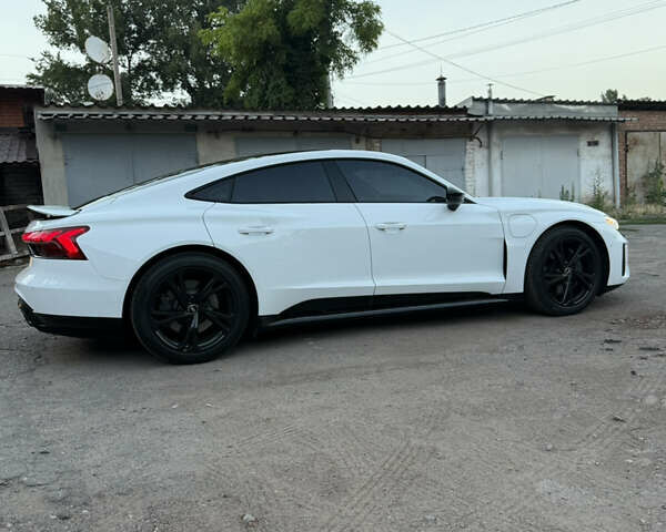 Белый Ауди e-tron GT, объемом двигателя 0 л и пробегом 60 тыс. км за 42600 $, фото 5 на Automoto.ua