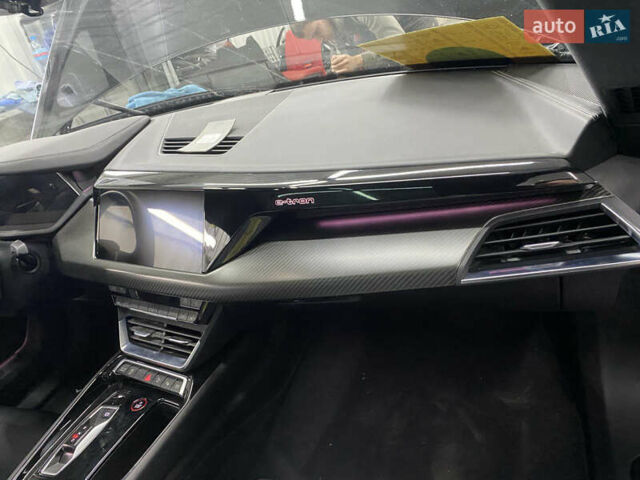 Черный Ауди e-tron GT, объемом двигателя 0 л и пробегом 11 тыс. км за 62000 $, фото 9 на Automoto.ua