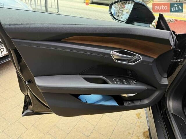 Черный Ауди e-tron GT, объемом двигателя 0 л и пробегом 33 тыс. км за 59900 $, фото 12 на Automoto.ua
