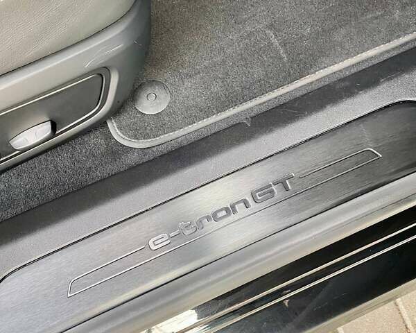 Черный Ауди e-tron GT, объемом двигателя 0 л и пробегом 40 тыс. км за 51450 $, фото 8 на Automoto.ua