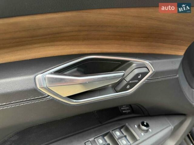 Черный Ауди e-tron GT, объемом двигателя 0 л и пробегом 33 тыс. км за 59900 $, фото 13 на Automoto.ua