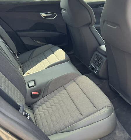 Серый Ауди e-tron GT, объемом двигателя 0 л и пробегом 90 тыс. км за 52800 $, фото 3 на Automoto.ua