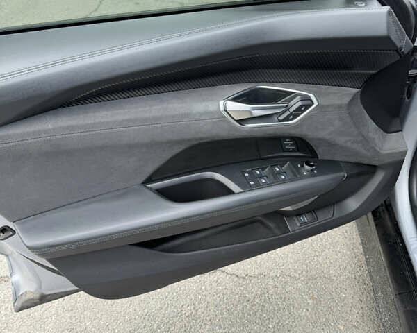 Серый Ауди e-tron GT, объемом двигателя 0 л и пробегом 68 тыс. км за 45500 $, фото 9 на Automoto.ua