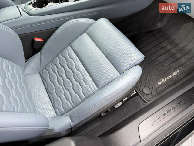Серый Ауди e-tron GT, объемом двигателя 0 л и пробегом 94 тыс. км за 48900 $, фото 57 на Automoto.ua