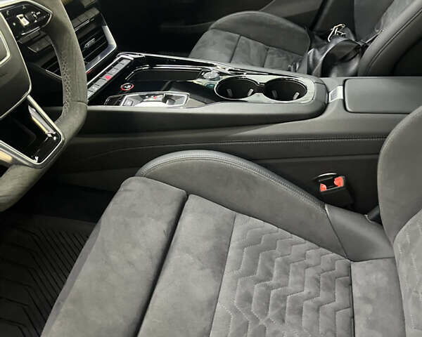 Серый Ауди e-tron GT, объемом двигателя 0 л и пробегом 19 тыс. км за 55000 $, фото 35 на Automoto.ua