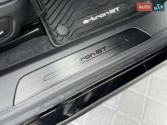 Серый Ауди e-tron GT, объемом двигателя 0 л и пробегом 94 тыс. км за 48900 $, фото 56 на Automoto.ua