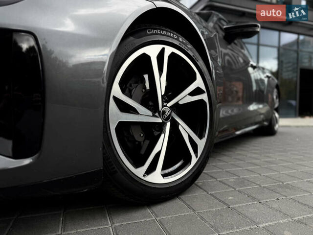 Серый Ауди e-tron GT, объемом двигателя 0 л и пробегом 94 тыс. км за 48900 $, фото 4 на Automoto.ua