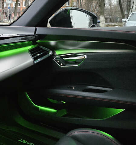 Серый Ауди e-tron GT, объемом двигателя 0 л и пробегом 5 тыс. км за 95000 $, фото 6 на Automoto.ua