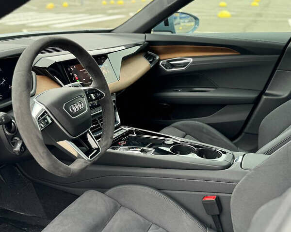 Синий Ауди e-tron GT, объемом двигателя 0 л и пробегом 76 тыс. км за 49000 $, фото 4 на Automoto.ua