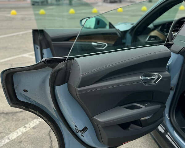 Синий Ауди e-tron GT, объемом двигателя 0 л и пробегом 76 тыс. км за 49000 $, фото 11 на Automoto.ua