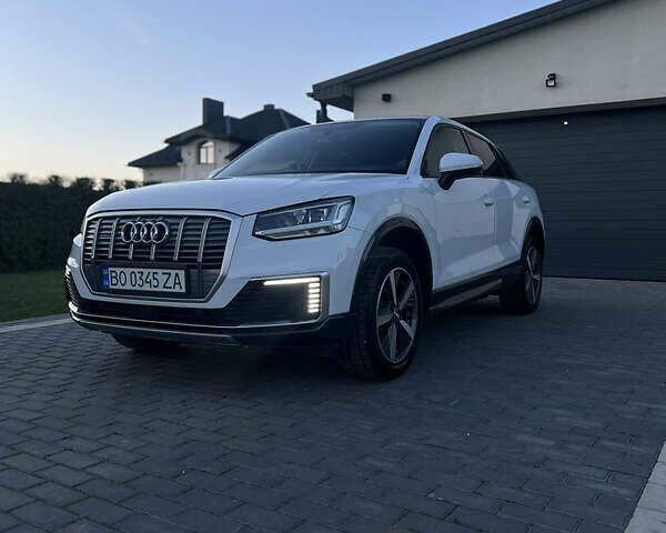 Белый Ауди Q2L e-tron, объемом двигателя 0 л и пробегом 64 тыс. км за 24000 $, фото 1 на Automoto.ua