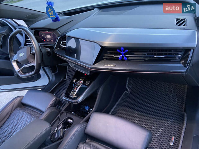 Белый Ауди Q4 e-tron, объемом двигателя 0 л и пробегом 38 тыс. км за 32500 $, фото 28 на Automoto.ua